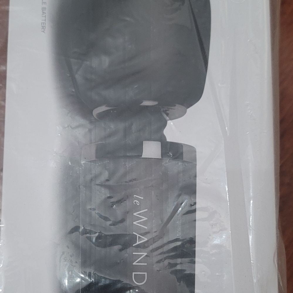 LeWand Black Wireless 8-Speed Massagers
